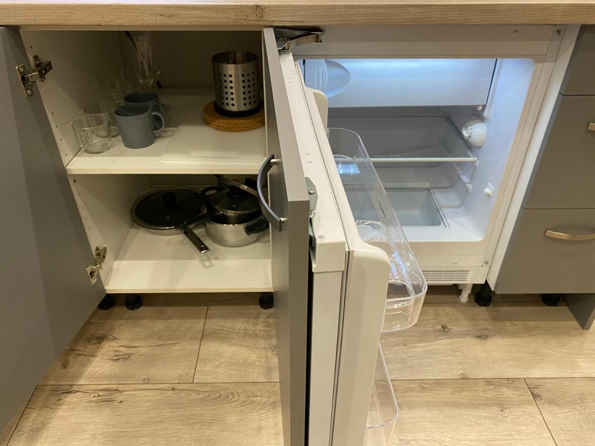 里加公寓式酒店 外观 照片 A refrigerator with a built-in ice maker