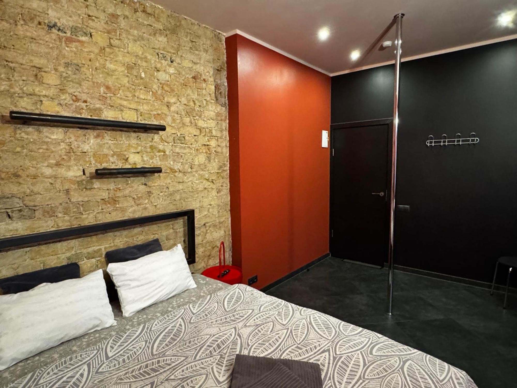 里加公寓式酒店 外观 照片 A room at a brothel in Amsterdam
