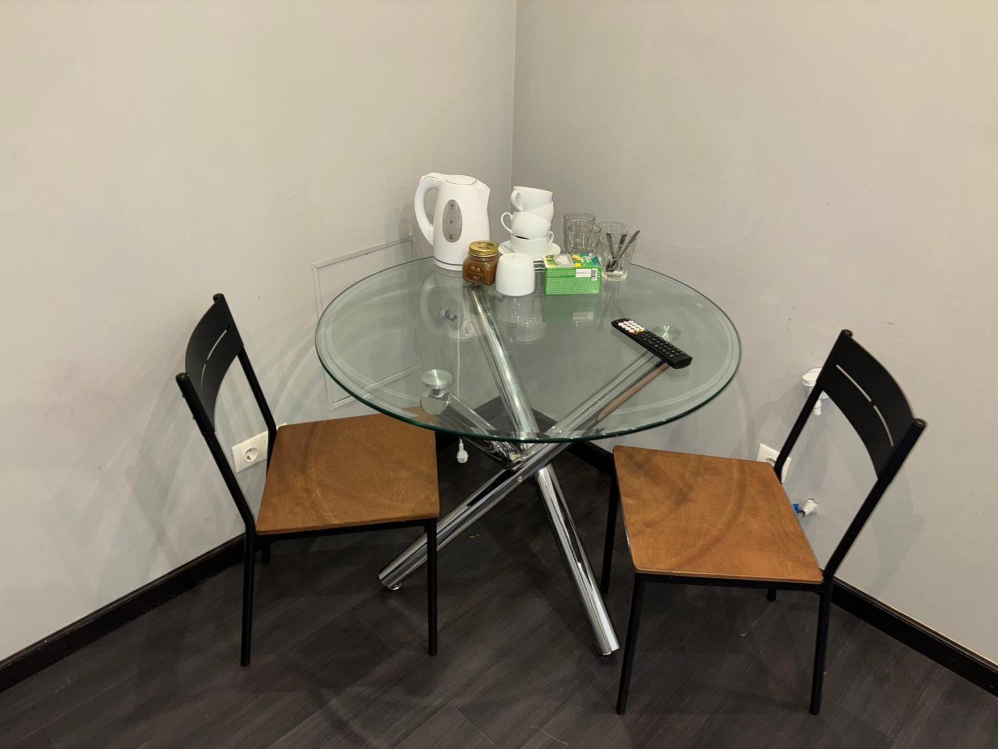 里加公寓式酒店 外观 照片 A glass table
